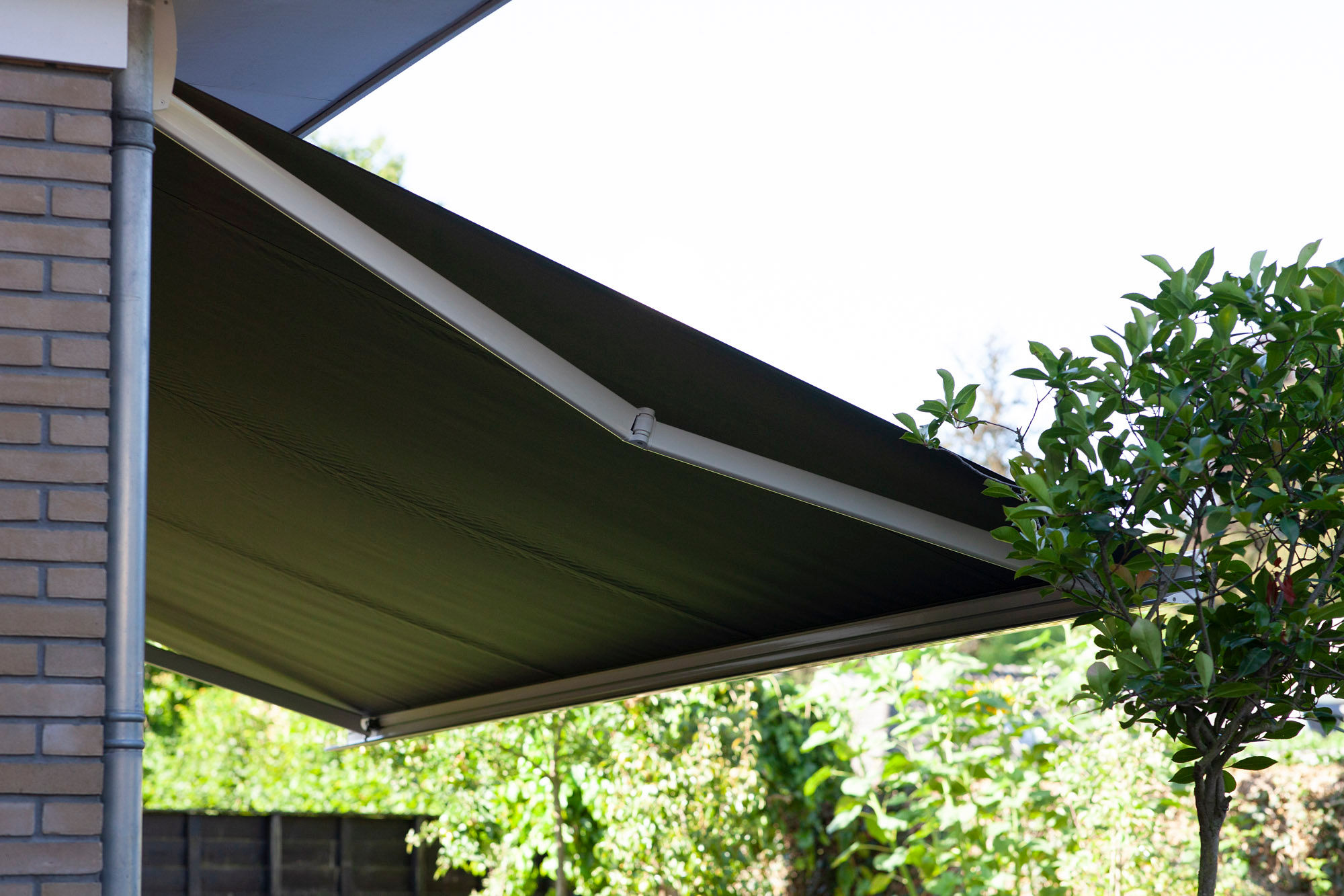 Knikarmscherm zonnescherm donker zijkant - SunLub