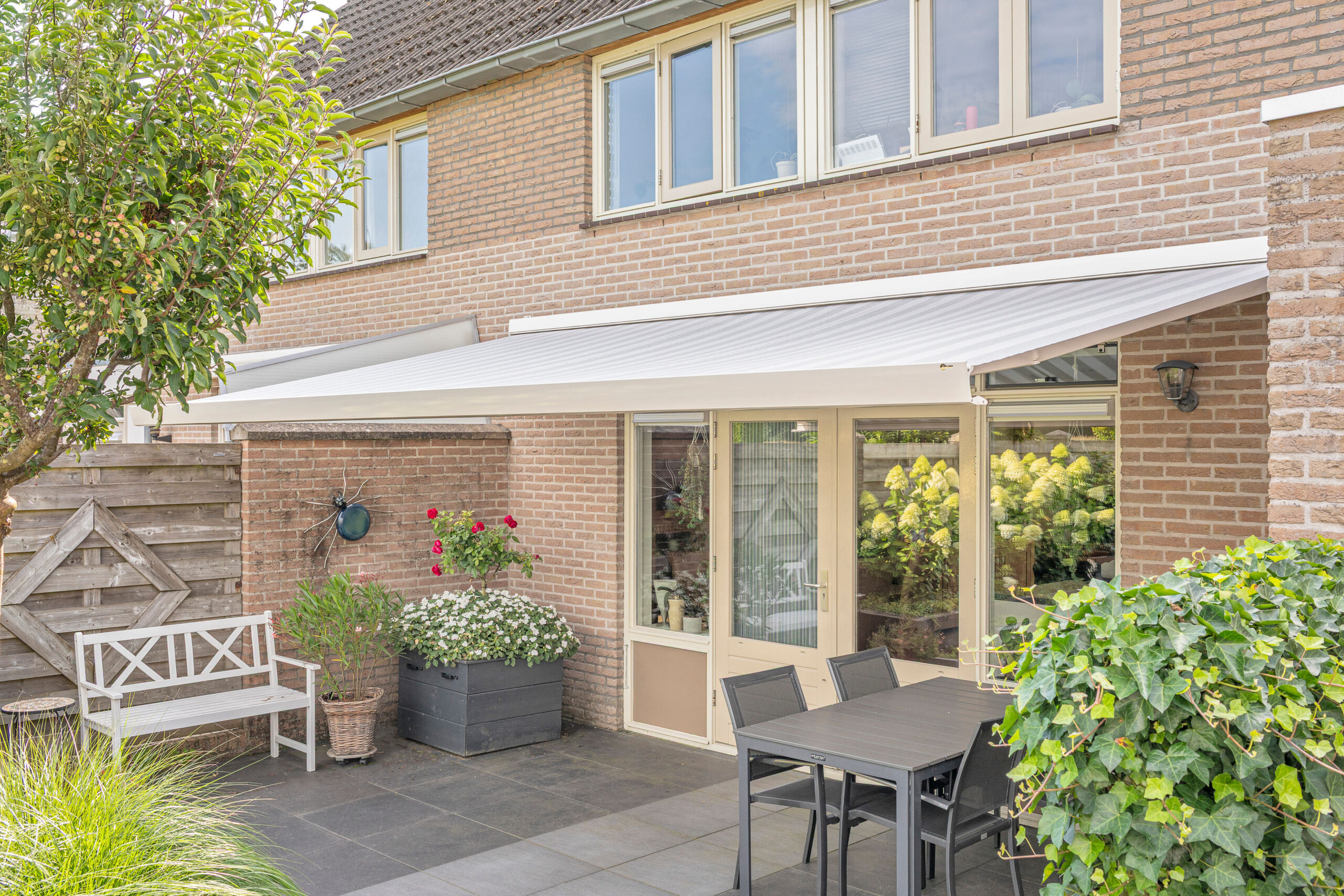 Knikarmscherm zonnescherm licht bij tussenwoning - SunLub