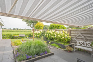 Knikarmscherm zonnescherm onderkant bij tussenwoning - SunLub