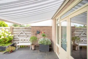 Knikarmscherm zonnescherm onderkant bij tussenwoning zijkant - SunLub