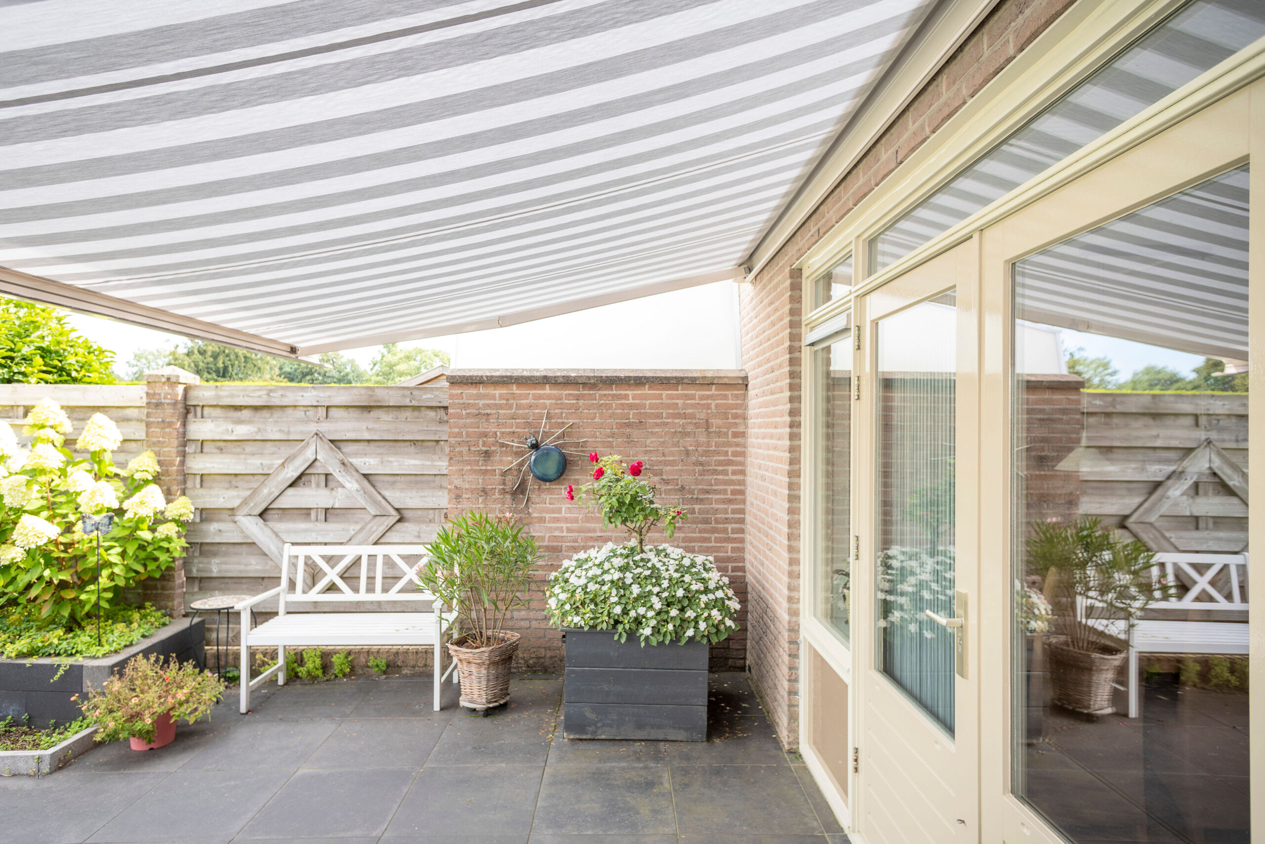 Knikarmscherm zonnescherm onderkant bij tussenwoning zijkant - SunLub