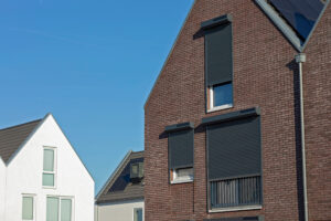 Rolluiken donker en half dicht- SunLub