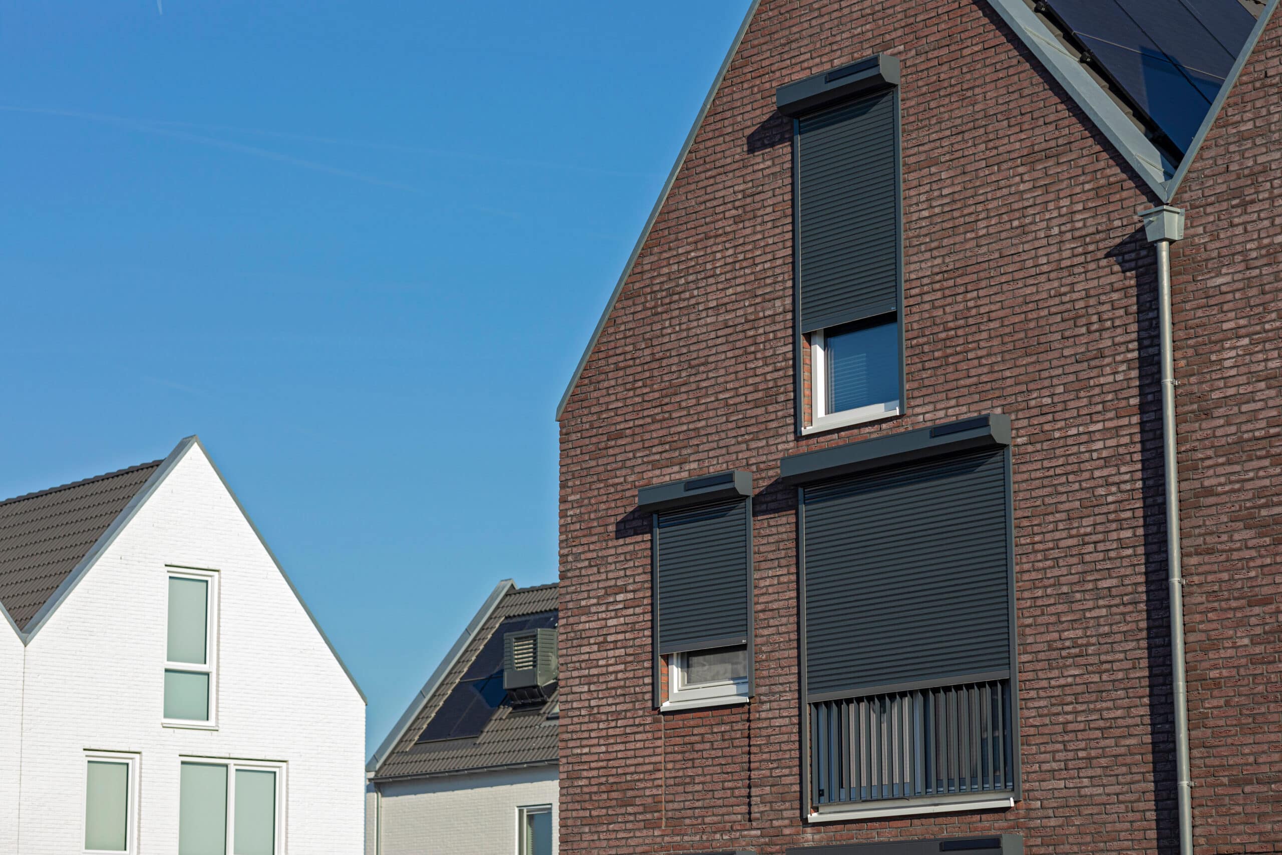 Rolluiken donker en half dicht- SunLub