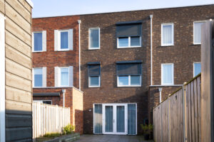 Rolluiken donker half dicht - SunLub