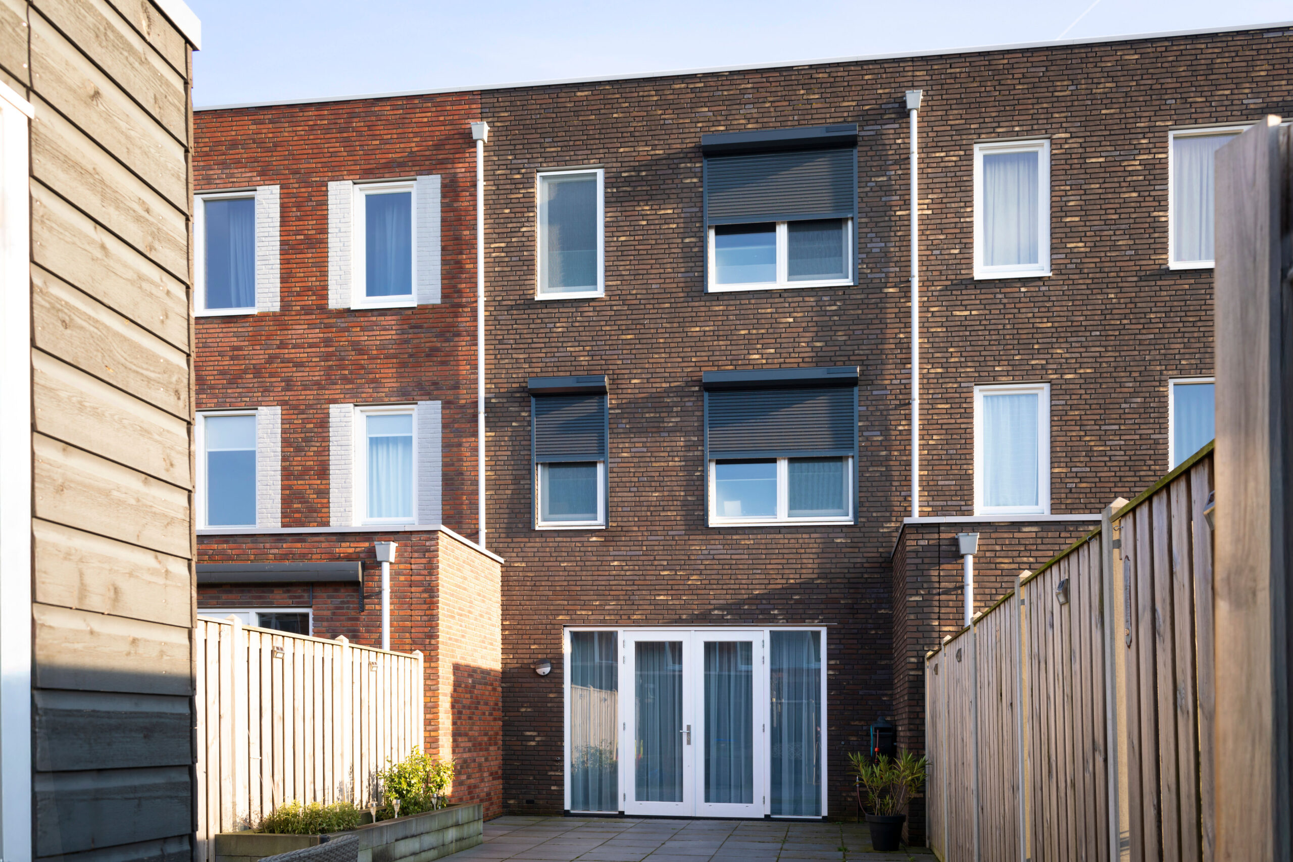 Rolluiken donker half dicht - SunLub