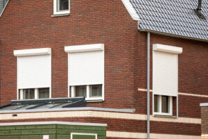 Rolluiken wit half dicht - SunLub