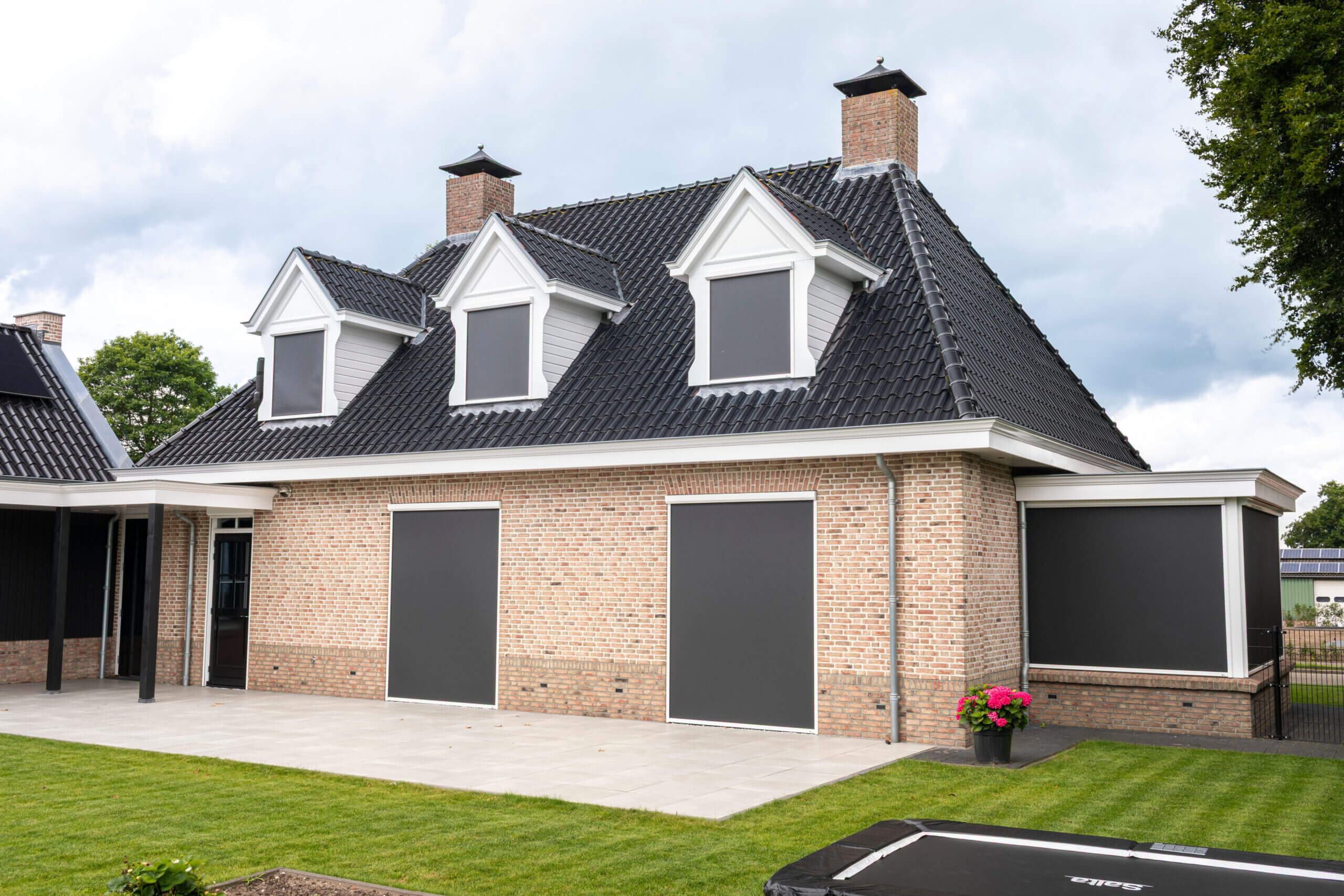Screens donker en dicht bij vrijstaand huis - SunLub